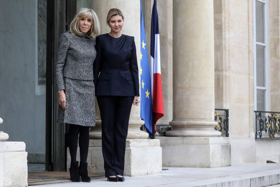 Brigitte Macron prend la pose au côté de la Première dame de l'Ukraine Olena Zelenska au palais de l'Elysée à Paris, le 12 décembre 2022
