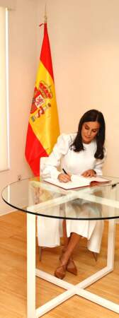 Letizia d'Espagne opte pour un ensemble blanc à l'inauguration du nouveau centre Cervantes à Los Angeles, le 13 décembre 2022