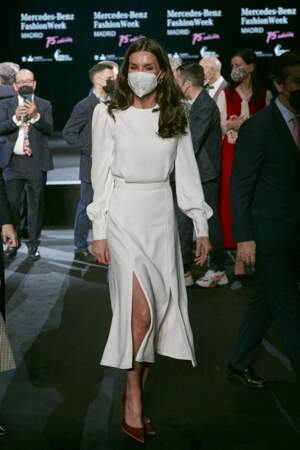 La reine Letizia portait exactement la même tenue à la 75ème Mercedes-Benz Fashion Week à Madrid, le 11 mars 2022