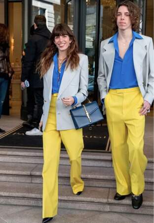 Marlowe Mitchell avec sa mère Lou Doillon à la Fashion Week de Milan en 2020
