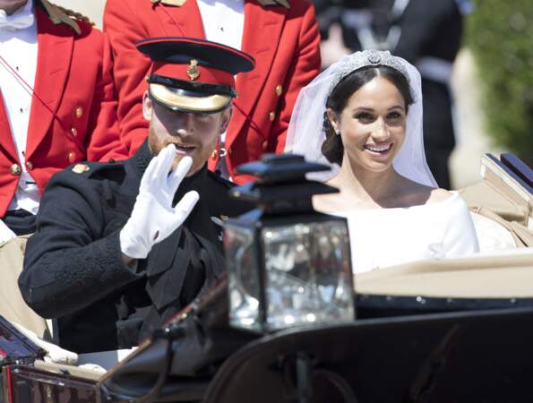 Le prince Harry, duc de Sussex, et Meghan Markle, duchesse de Sussex, en calèche à la sortie du château de Windsor après leur mariage