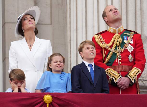 Le prince William, la princesse Kate et leurs enfants regardent le défilé Trooping the Colour depuis un balcon du palais de Buckingham à Londres lors des célébrations du jubilé de platine de la reine.