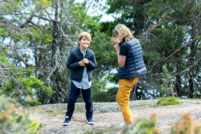 Le prince Nicolas de Suède s'amuse à l'extérieur lors de sa visite de la province de Ångermanland, le 21 juin 2022.