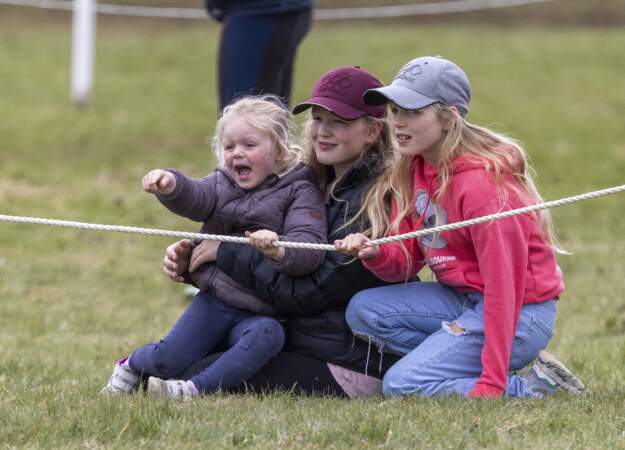 Lena Tindall et ses cousines Savannah et Isla Phillips soutiennent leur mère et tante Zara Phillips, lors d'un concours équestre.