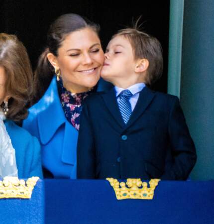 Le prince Oscar de Suède embrasse sa mère la princesse Victoria de Suède, lors de la célébration du 76ème anniversaire du roi Carl XVI Gustav de Suède à Stockholm.