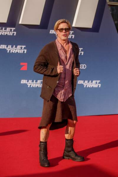 Brad Pitt fait sensation en arborant une jupe sur le tapis rouge pour la première de "Bullet Train" en 2022