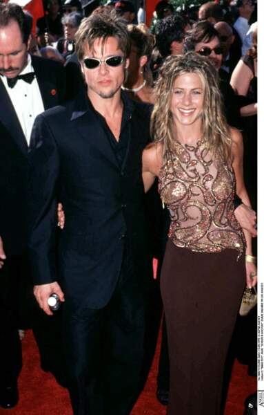 Brad Pitt en total look noir et lunettes noires au bras de Jennifer Aniston en 1999