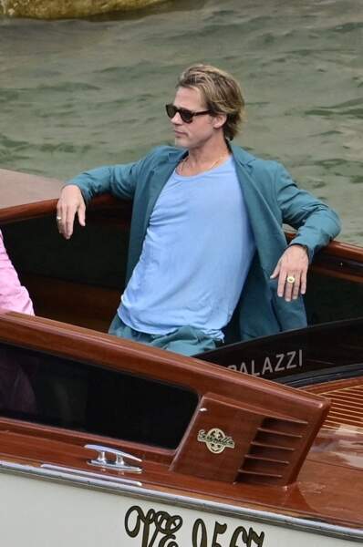 Brad Pitt en bateau-taxi à la Mostra de Venise en septembre 2022, habillé d'un ensemble bleu 