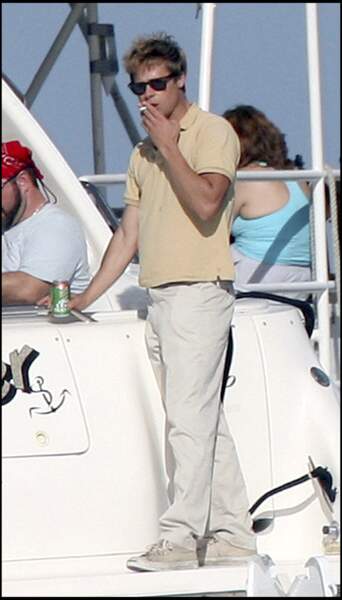 Brad Pitt tout en élégance avec un polo beige, à bord d'un bateau aux abords des îles vierges, en janvier 2007