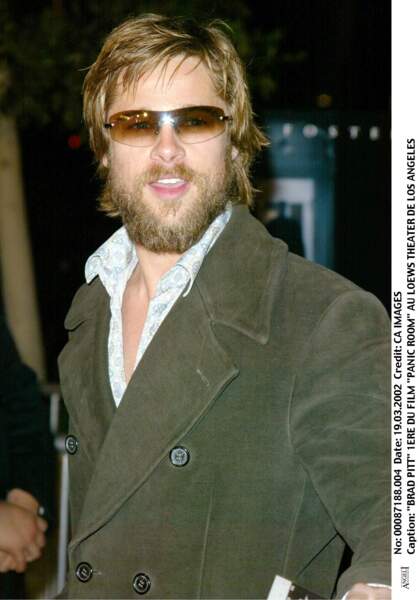 Brad Pitt à la première du film "Panic Room" en mars 2002 avec une longue barbe et une paire de lunettes de soleil