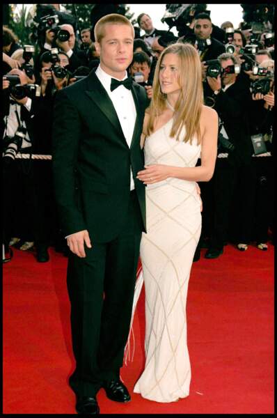 En costume et noeud papillon très chic, avec Jennifer Aniston au festival de Cannes en 2004