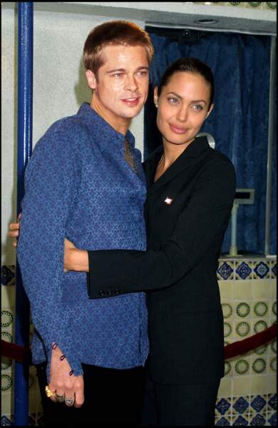 Brad Pitt en compagnie d'Angelina Jolie en 2005, habillé d'une chemise en soie bleue