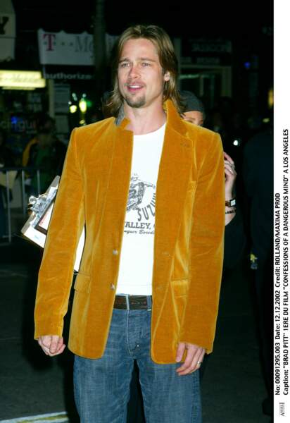 Avec une veste en velours couleur moutarde, un jean et un t-shirt en décembre 2002