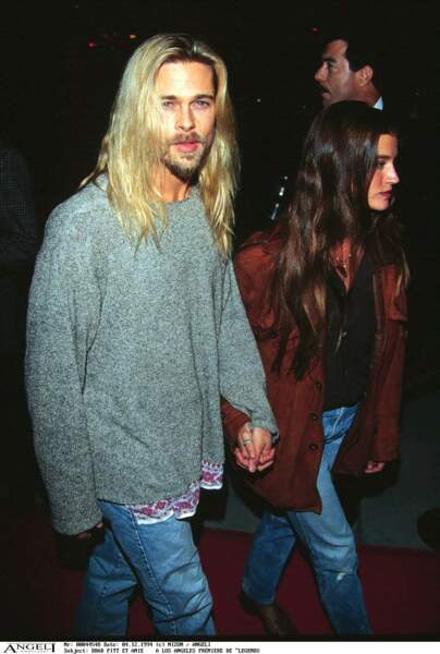 Avec les cheveux longs et blonds et un pull oversize pour la première de "Legends of the Fall" and 1994