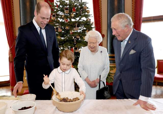 Le 21 décembre 2019 : le prince George prépare des puddings de Noël avec Elizabeth II, les princes Charles et William lors
du lancement de "Together at Christmas" de la Royal British Legion au Palais de Buckingham.