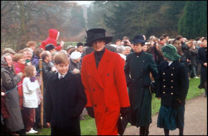 25 décembre 1993 : la princesse Lady Diana et ses fils assistent avec toute la famille royale à la messe de Noël en l'église de Sandringham.