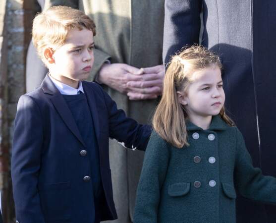 Le 25 décembre 2019 : le prince George et sa soeur la princesse Charlotte se rendant avec la famille royale à la messe de Noël en l'église Sainte-Marie-Madeleine à Sandringham.