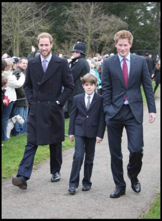 25 décembre 2008 : le prince Harry, son frère et le prince William et toute la famille royale se rendent à en l'église de Sandringham, pour assister à la messe de Noël.