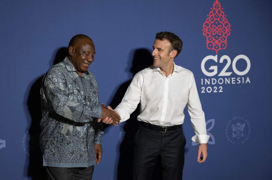 Présent à Bali pour le G20 en novembre, Emmanuel Macron s'est distingué en étant le seul à ne pas respecter le dress code demandé aux chefs d'État. Il leur avait été demandé de se présenter avec un haut traditionnel de l'île de l'archipel indonésien, mais le dirigeant français a préféré porter une en chemise blanche occidentale.