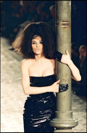 Pour défiler pour la marque Givenchy, Beatrice Dalle opte pour des cheveux crépus en 1997
