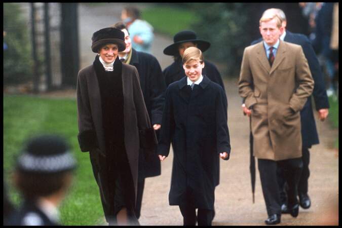 25 décembre 1994 : la princesse Lady Diana et ses fils assistent avec toute la famille royale à la messe de Noël en l'église de Sandringham.