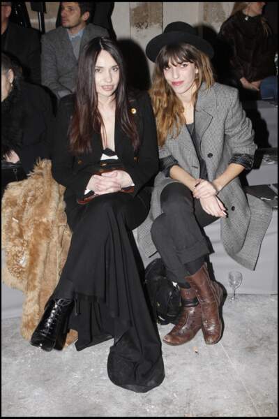 Béatrice Dalle pose au côté de Lou Doillon au défilé Givenchy - collection haute-couture printemps/été 2008