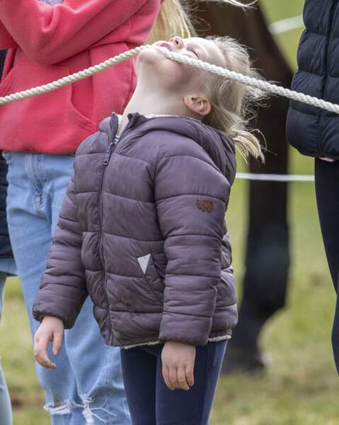 Zara Tindall participe à une compétition équestre sous le regard de son mari Mike et de ses enfants à Cirencester le 27 mars 2022.