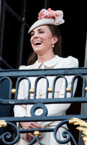 Kate Middleton au balcon de l'hôtel de ville de Mons en Belgique le 4 août 2014.