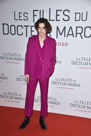 Timothée Chalamet et son costume ultra-tendance rose fuchsia à la première du film "Les filles du Docteur March", le 30 octobre 2020