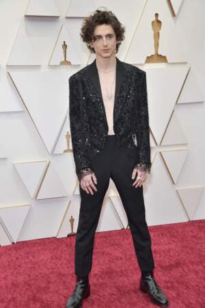 Timothée Chalamet arbore une veste courte à sequin portée à même la peau lors de la cérémonie des Oscars, le 27 mars 2022