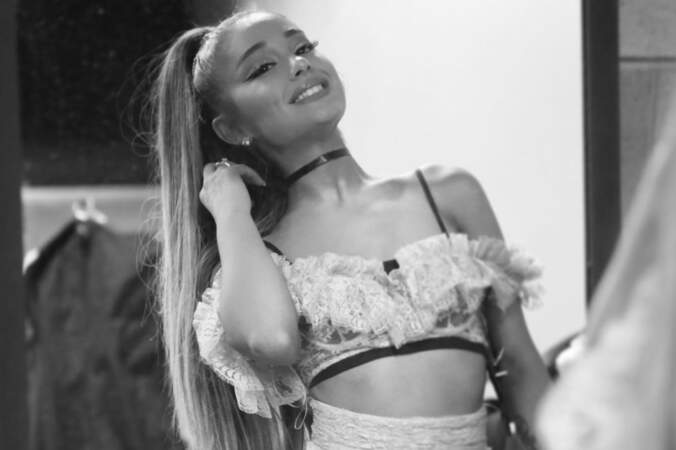 Ariana Grande apprécie plus particulièrement les choker en ruban noir, portés au milieu du cou