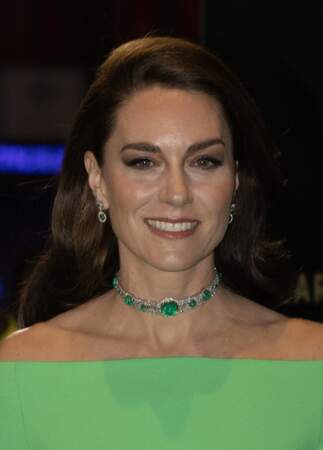 Kate Middleton a associé ce somptueux choker à une paire de boucles d'oreilles Asprey Halo Emerald and Diamond, d'une valeur de 11 375 dollars.