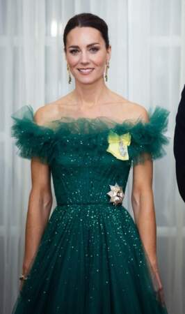 Kate Middleton en robe Jenny Packham, à Kingston le 23 mars 2022