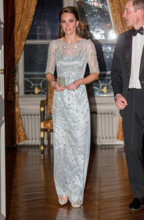 Kate Middleton en robe longue bleu glacier, lors du dîner de l'ambassadeur de Grande-Bretagne à Paris, le 17 mars 2017.