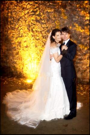 Lors de son mariage avec Tom Cruise en 2006, Katie Holmes portait une robe de mariée rebrodée de cristaux et surmontée d'un long voile intégral, le tout signé Giorgio Armani.