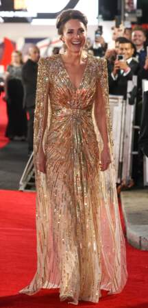Kate Middleton, en robe dorée scintillante, lors de la première de "Mourir peut attendre (No Time to Die)" à Londres, le 28 septembre 2021