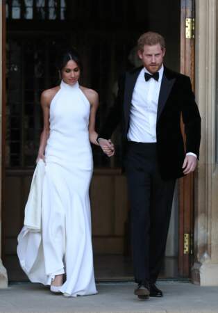 Quelques heures après avoir dit «oui» au prince Harry, Meghan Markle a revêtu une nouvelle robe de mariée fluide, sensuelle et dos-nu signée Stella McCartney.