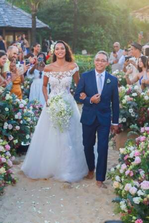 Le mannequin Lais Ribeiro portait une robe corsettée et signée Galia Lahav pour épouser Joakim Noah sur la plage au Brésil le 13 juillet 2022.