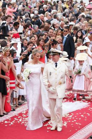 Giorgio Armani signe cette robe de mariée à col bateau, rebrodée de perles et cristaux Swarovski, pour Charlene Wittstock à l'occasion de son union avec le prince Albert II de Monaco le 2 juillet 2011.