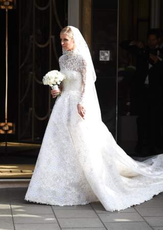Une robe de mariée en guipure brodée à la main d’une multitude de cristaux étincelants Valentino haute couture pour Nicky Hilton lors de son mariage avec James Rotschild le 10 juillet 2015.