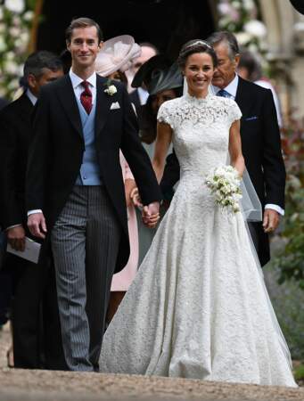 C'est une robe en dentelle brodée de perles et signée Giles Deacon que Pippa Middleton portait pour épouser James Matthews, le 20 mai 2017.