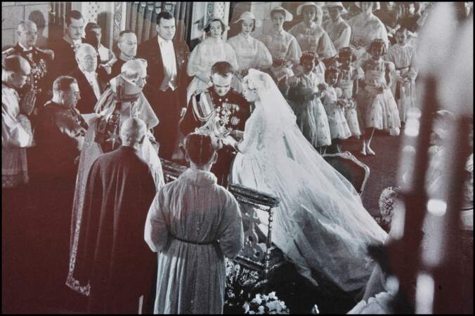 Grace Kelly avait fait confiance à Helen Rose, costumière à la MGM, pour lui confectionner ses robes de mariées, dont celle-ci au corsage en dentelle ancienne de Bruxelles rebrodée de perles, portée le 19 avril 1956 pour épouser religieusement le prince Rainier III de Monaco.
