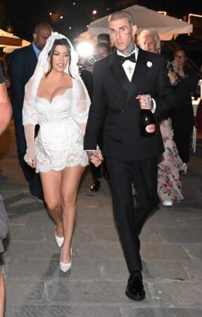 Kourtney Kardashian portait une mini-robe à corset sur-mesure signée Dolce & Gabbana Alta Moda et inspirée de la lingerie italienne des sixties, pour épouser Travis Barker à Portofino le 22 mai 2022.