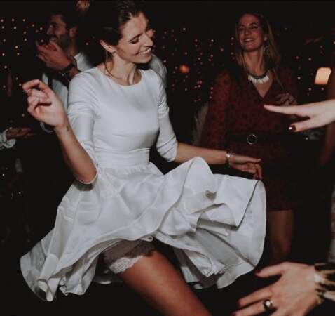 La robe courte corolle signée Delphine Manivet portée par Laury Thilleman pour son mariage avec Juan Arbelaez le 21 décembre 2019.