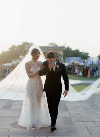 Ralph Lauren signe la première robe de mariée à effet de transparence ponctuée de dentelle, broderies et perles de Priyanka Chopra. Pour dire oui au chanteur Nick Jonas le 1er décembre 2018, l'actrice portait également un voile en tulle de 22 mètres. 