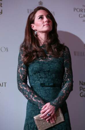 Kate Middleton, en robe Temperley London et pochette dorée, lors d'une exposition à Londres le 28 mars 2017