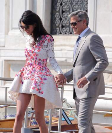 C'est en robe courte en dentelle fleurie Giambattista Valli qu'Amal Alamuddin a épousé civilement George Clooney à Venise le 28 septembre 2014.