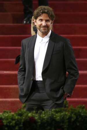 Bradley Cooper arbore les cheveux longs et bouclés à la soirée du MET Gala 2022 à New York, le 2 mai 2022