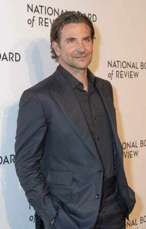 Bradley Cooper place ses cheveux en arrière au gala National Board Review Awards à New York, le 15 mars 2022