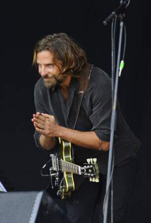 Bradley Cooper et les cheveux ultra-longs et bouclés en concert au festival de Glastonbury, le 23 juin 2017